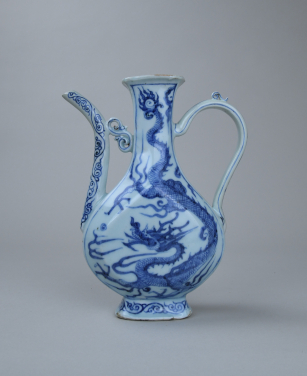 Dragon Ewer
Yuan dynasty, 14th century,
Jingdezhen
Porcelain with underglaze-blue decoration
H. 23 cm